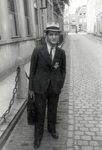97549 Afbeelding van een man met een Davidster op zijn kleding in de Brigittenstraat te Utrecht; op de achtergrond de ...